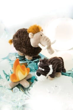 Nici 45311 Schlüsselanhänger Säbelzahntiger Rodriguez Ca 10cm Stone Age Plüsch -Nici 45324 45309 45314 10 Milieu 1365x2048 2